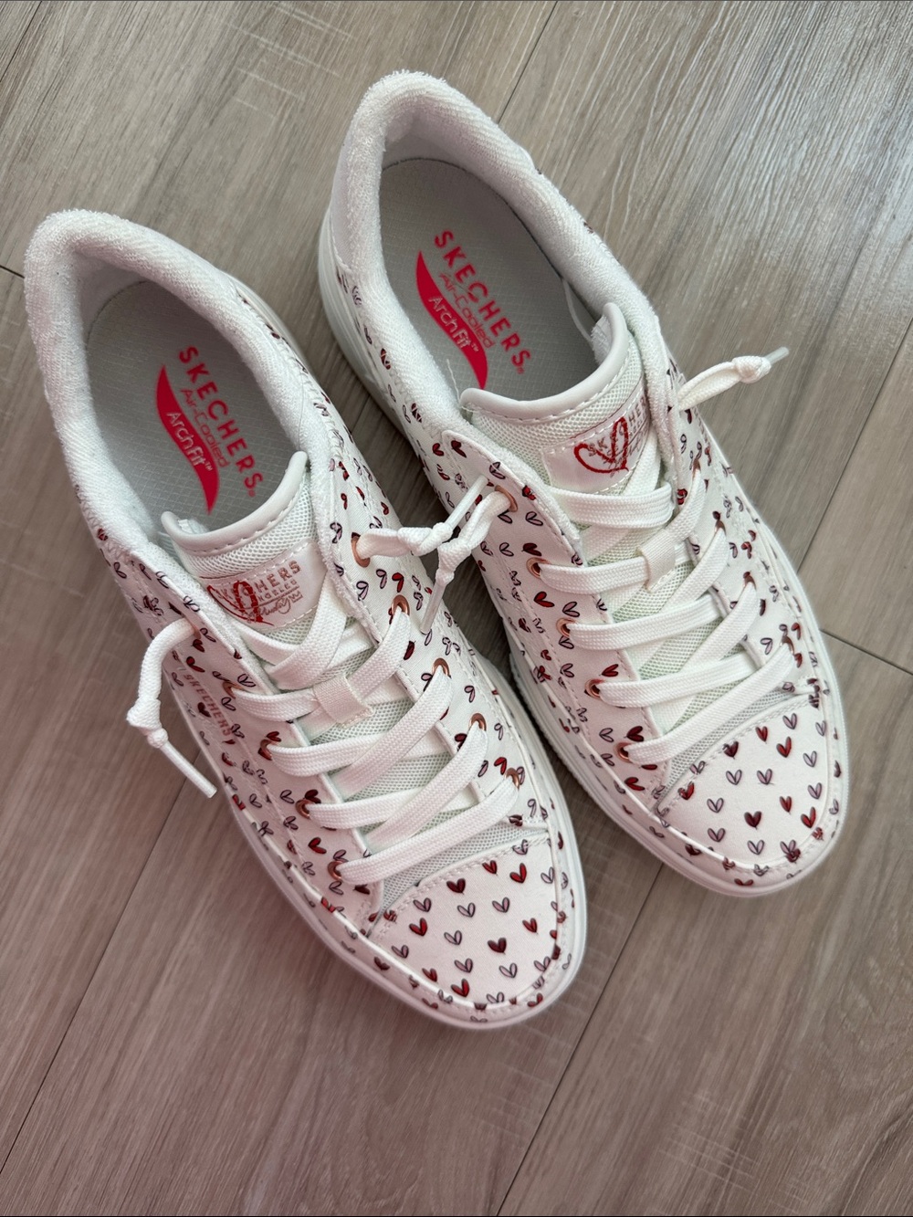 NWOT Skechers Women's Heart Print Archfit Sneakers, 10